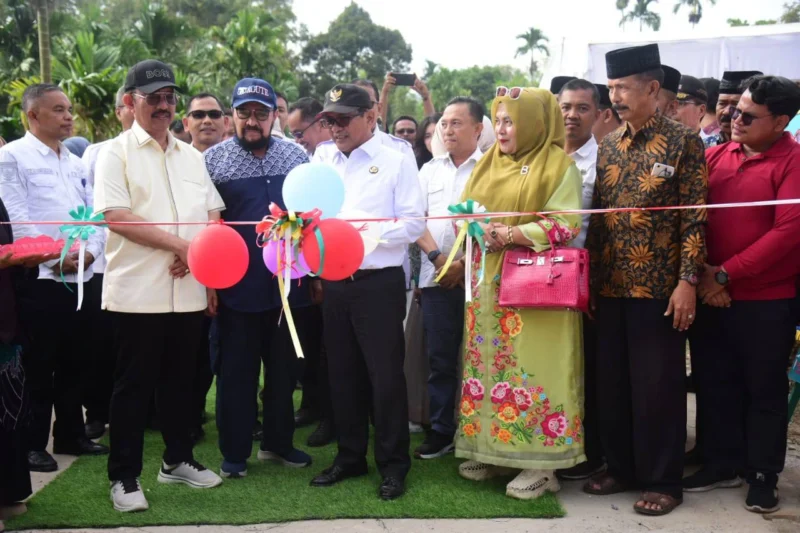 Bupati Padang Pariaman, John Kenedy Azis meresmikan jalan nagari di Korong Koto Kaciak, Nagari III Koto Aur Malintang, Kecamatan IV Koto Aur Malintang, Rabu (25/6/2025). (Foto: Kominfo Padang Pariaman)