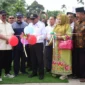 Bupati Padang Pariaman, John Kenedy Azis meresmikan jalan nagari di Korong Koto Kaciak, Nagari III Koto Aur Malintang, Kecamatan IV Koto Aur Malintang, Rabu (25/6/2025). (Foto: Kominfo Padang Pariaman)