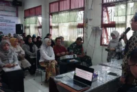 Dekan FK Unand, Dr. dr. Sukri Rahman, Sp.THT-BKL, Subsp.Onk (K), FACS, FFSTEd memberikan sambutan. (Foto: Diskominfo Padang)