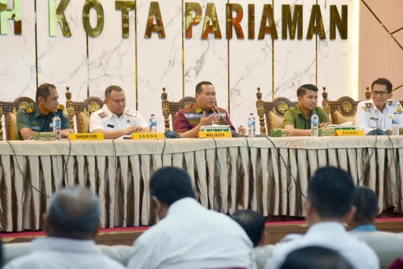 Wali Kota Pariaman Yota Balad memimpin rapat finalisasi event Tabuik 2025 di ruang rapat Balai Kota Pariaman, Rabu (25/6/2025). (Foto: Kominfo Pariaman)