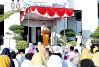 Sebanyak 500 siswa dari MDTA dan MDTU se-Kota Pariaman mengikuti Apel Akbar Didikan Subuh, Jumat (27/6/2025) di Halaman Balai Kota Pariaman. (Foto: Kominfo Pariaman)
