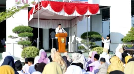 Sebanyak 500 siswa dari MDTA dan MDTU se-Kota Pariaman mengikuti Apel Akbar Didikan Subuh, Jumat (27/6/2025) di Halaman Balai Kota Pariaman. (Foto: Kominfo Pariaman) 