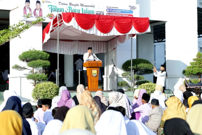 Sebanyak 500 siswa dari MDTA dan MDTU se-Kota Pariaman mengikuti Apel Akbar Didikan Subuh, Jumat (27/6/2025) di Halaman Balai Kota Pariaman. (Foto: Kominfo Pariaman) 