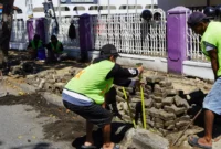 Pembenahan trotoar di Jalan Perintis Kemerdekaan, tepatnya di depan Fakultas Kedokteran Gigi Unand. (Foto: Diskominfo Padang)
