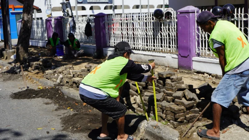 Pembenahan trotoar di Jalan Perintis Kemerdekaan, tepatnya di depan Fakultas Kedokteran Gigi Unand. (Foto: Diskominfo Padang)