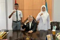 Bupati Dharmasraya, Annisa Suci Ramadhani melepas Safarras Alfe Pratama dan Lulu Athul Fuadah mengikuti seleksi nasional Paskibraka 2025. (Foto: Pemkab Dharmasraya)