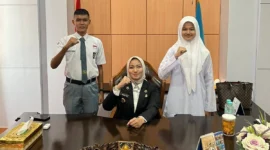 Bupati Dharmasraya, Annisa Suci Ramadhani melepas Safarras Alfe Pratama dan Lulu Athul Fuadah mengikuti seleksi nasional Paskibraka 2025. (Foto: Pemkab Dharmasraya)