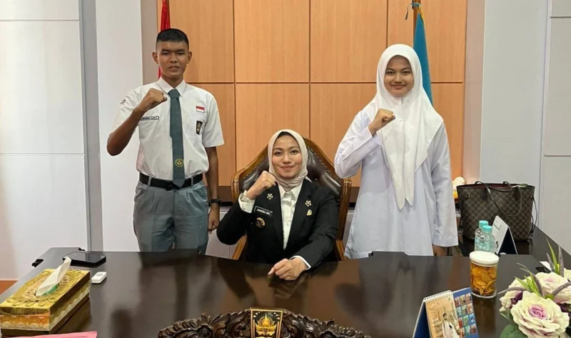 Bupati Dharmasraya, Annisa Suci Ramadhani melepas Safarras Alfe Pratama dan Lulu Athul Fuadah mengikuti seleksi nasional Paskibraka 2025. (Foto: Pemkab Dharmasraya)