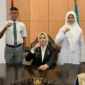 Bupati Dharmasraya, Annisa Suci Ramadhani melepas Safarras Alfe Pratama dan Lulu Athul Fuadah mengikuti seleksi nasional Paskibraka 2025. (Foto: Pemkab Dharmasraya)