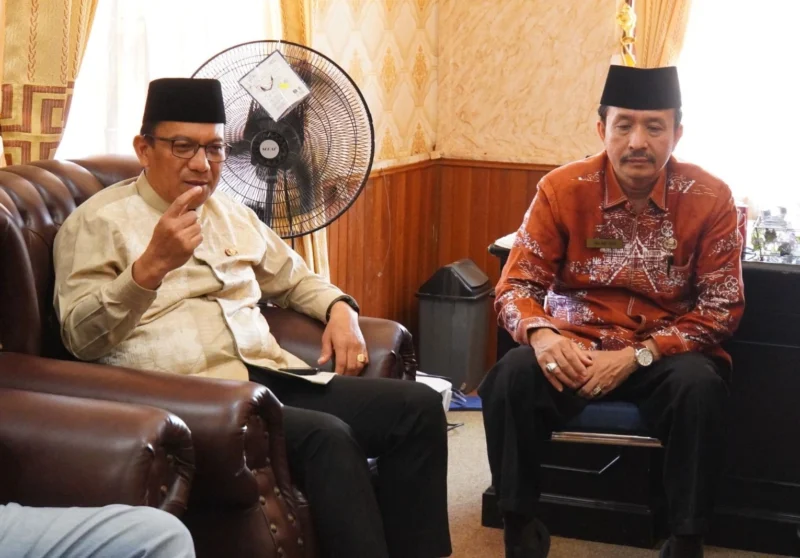 Sekdako Padang Panjang Sonny Budaya Putra memimpin rapat koordinasi revitaliasi PDIKM di Kantor Disporapar, Kamis (26/6/2025). (Foto: Kominfo Padang Panjang)