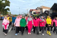 Polres Pasbar menggelar jalan santai memperingati HUT ke-79 Bhayangkara, Kamis (26/6/2025). (Foto: Diskominfo Pasbar)