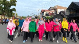 Polres Pasbar menggelar jalan santai memperingati HUT ke-79 Bhayangkara, Kamis (26/6/2025). (Foto: Diskominfo Pasbar)