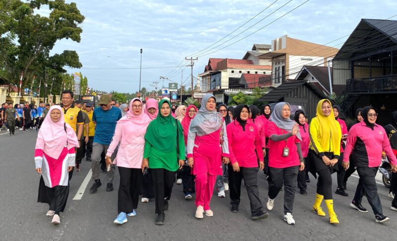 Polres Pasbar menggelar jalan santai memperingati HUT ke-79 Bhayangkara, Kamis (26/6/2025). (Foto: Diskominfo Pasbar)