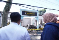 Bupati Eka Putra mengunjungi Kantor Dinas Pertanian Tanah Datar yang terbakar pada Jumat (27/6/2025) dini hari. (Foto: Prokopim Tanah Datar)