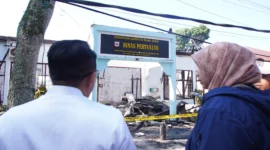 Bupati Eka Putra mengunjungi Kantor Dinas Pertanian Tanah Datar yang terbakar pada Jumat (27/6/2025) dini hari. (Foto: Prokopim Tanah Datar)