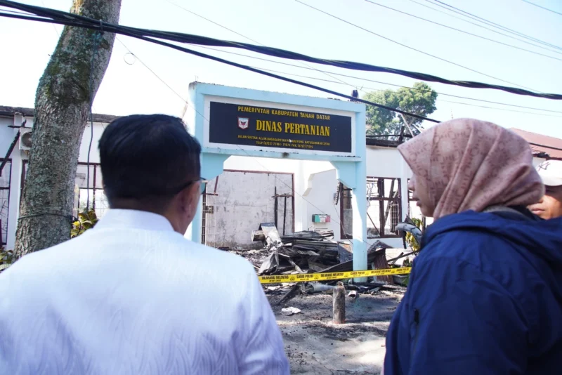 Bupati Eka Putra mengunjungi Kantor Dinas Pertanian Tanah Datar yang terbakar pada Jumat (27/6/2025) dini hari. (Foto: Prokopim Tanah Datar)