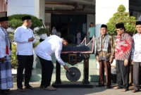 Wali Kota Pariaman Yota Balad didampingi Wakil Wali Kota Pariaman Mulyadi melaunching Progul Satu Rumah Satu Hafiz di Halaman Balai Kota Pariaman, Jumat (27/6/2025). (Foto: Kominfo Pariaman)