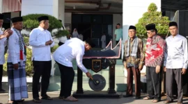 Wali Kota Pariaman Yota Balad didampingi Wakil Wali Kota Pariaman Mulyadi melaunching Progul Satu Rumah Satu Hafiz di Halaman Balai Kota Pariaman, Jumat (27/6/2025). (Foto: Kominfo Pariaman)