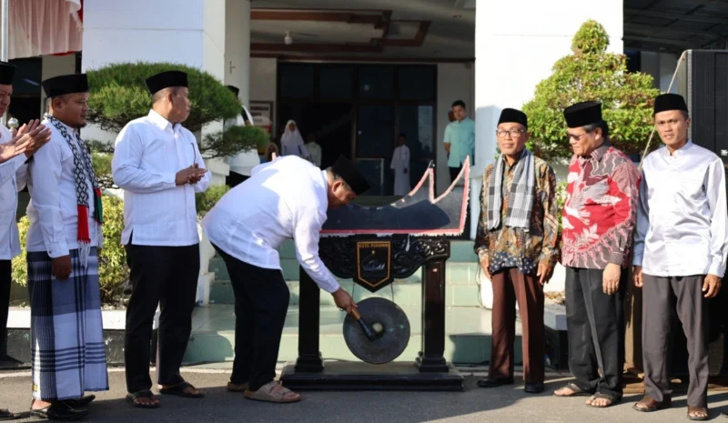 Wali Kota Pariaman Yota Balad didampingi Wakil Wali Kota Pariaman Mulyadi melaunching Progul Satu Rumah Satu Hafiz di Halaman Balai Kota Pariaman, Jumat (27/6/2025). (Foto: Kominfo Pariaman)