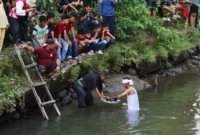 Prosesi Maambiak Tanah di Pariaman menjadi penanda awal Festival Hoyak Tabuik Piaman 2025 yang dimulai bertepatan 1 Muharram 1447 H. (Foto: Kominfo Pariaman)