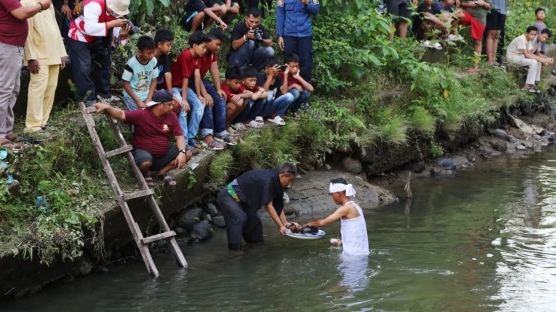 Prosesi Maambiak Tanah di Pariaman menjadi penanda awal Festival Hoyak Tabuik Piaman 2025 yang dimulai bertepatan 1 Muharram 1447 H. (Foto: Kominfo Pariaman)