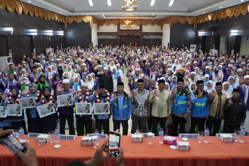 Suasana haru dan bahagia menyelimuti kedatangan jemaah haji Padang Panjang yang telah selesai menunaikan rukun Islam kelima di Tanah Suci Mekkah. (Foto: Kominfo Padang Panjang)