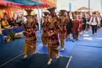 Pawai seribu Katidiang Saok yang menjadi bagian dari program SNSE di Nagari Tanjung Alam, Kecamatan Tanjung Baru, Kabupaten Tanah Datar, Sabtu (28/6/2025). (Foto: Prokopim Tanah Datar)