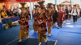 Pawai seribu Katidiang Saok yang menjadi bagian dari program SNSE di Nagari Tanjung Alam, Kecamatan Tanjung Baru, Kabupaten Tanah Datar, Sabtu (28/6/2025). (Foto: Prokopim Tanah Datar)