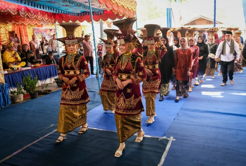 Pawai seribu Katidiang Saok yang menjadi bagian dari program SNSE di Nagari Tanjung Alam, Kecamatan Tanjung Baru, Kabupaten Tanah Datar, Sabtu (28/6/2025). (Foto: Prokopim Tanah Datar)