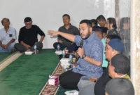 Wali Kota Padang Fadly Amran menggelar pertemuan dengan para pemangku kepentingan kawasan Objek Wisata Pantai Air Manis, khususnya di sekitar Batu Malin Kundang, Kamis malam (26/6/2025). (Foto: Prokopim Padang)