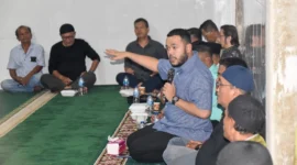 Wali Kota Padang Fadly Amran menggelar pertemuan dengan para pemangku kepentingan kawasan Objek Wisata Pantai Air Manis, khususnya di sekitar Batu Malin Kundang, Kamis malam (26/6/2025). (Foto: Prokopim Padang)