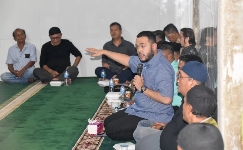 Wali Kota Padang Fadly Amran menggelar pertemuan dengan para pemangku kepentingan kawasan Objek Wisata Pantai Air Manis, khususnya di sekitar Batu Malin Kundang, Kamis malam (26/6/2025). (Foto: Prokopim Padang)