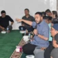 Wali Kota Padang Fadly Amran menggelar pertemuan dengan para pemangku kepentingan kawasan Objek Wisata Pantai Air Manis, khususnya di sekitar Batu Malin Kundang, Kamis malam (26/6/2025). (Foto: Prokopim Padang)