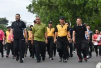 Wali Kota Padang Fadly Amran mengikuti olahraga bersama dalam rangka menyambut Hari Bhayangkara ke-79, dan HKGB ke-73, Rabu (25/6/2025). (Foto: Prokopim Padang)