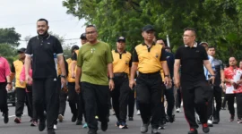 Wali Kota Padang Fadly Amran mengikuti olahraga bersama dalam rangka menyambut Hari Bhayangkara ke-79, dan HKGB ke-73, Rabu (25/6/2025). (Foto: Prokopim Padang)