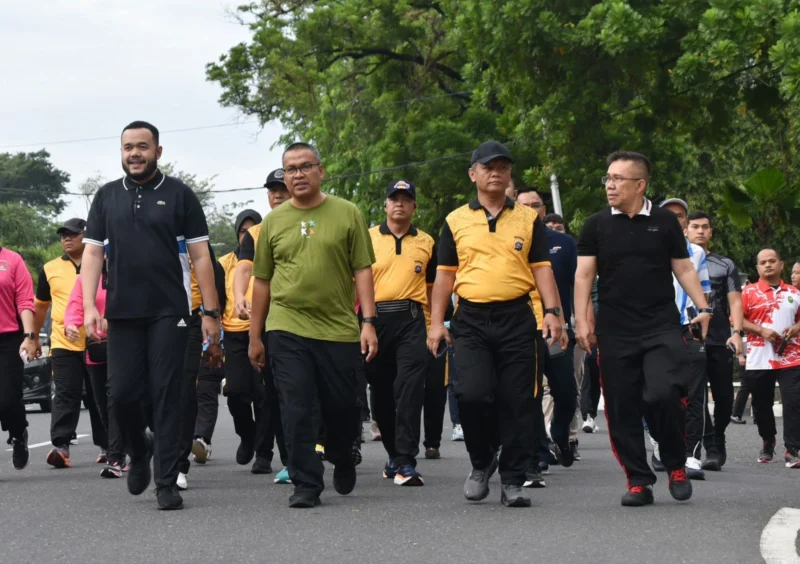 Wali Kota Padang Fadly Amran mengikuti olahraga bersama dalam rangka menyambut Hari Bhayangkara ke-79, dan HKGB ke-73, Rabu (25/6/2025). (Foto: Prokopim Padang)