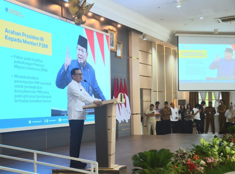 Menteri P2MI RI, Abdul Kadir Karding memberikan arahan di Auditorium Sumbar, Selasa (3/6/2025). (Foto: Prokopim Padang)