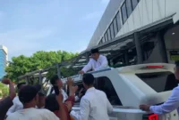 Presiden RI Prabowo Subianto membagikan amplop kepada warga usai melaksanakan Salat Idul Adha 1446 Hijriah di Masjid Istiqlal, Jakarta, Jumat (6/6/2025). (Istimewa)