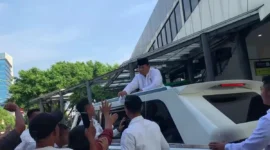 Presiden RI Prabowo Subianto membagikan amplop kepada warga usai melaksanakan Salat Idul Adha 1446 Hijriah di Masjid Istiqlal, Jakarta, Jumat (6/6/2025). (Istimewa)