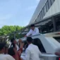 Presiden RI Prabowo Subianto membagikan amplop kepada warga usai melaksanakan Salat Idul Adha 1446 Hijriah di Masjid Istiqlal, Jakarta, Jumat (6/6/2025). (Istimewa)