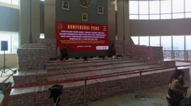 Uang sitaan dari Wilmar Group saat ditampilkan di Gedung Bundar, Jampidsus, Kejagung, Jakarta, Selasa (17/6/2025). (Foto: Shela Octavia)