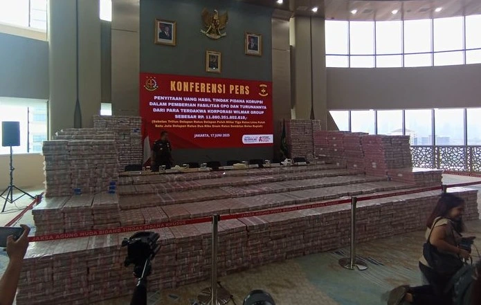 Uang sitaan dari Wilmar Group saat ditampilkan di Gedung Bundar, Jampidsus, Kejagung, Jakarta, Selasa (17/6/2025). (Foto: Shela Octavia)