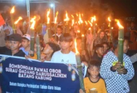 Ratusan warga mengikuti pawai obor yang digelar pengurus dan jamaah Surau Gadang Darus Salikin untuk menyambut Tahun Baru Islam 1447 H, Jumat (27/6/2025). (Foto: Prokopim Padang) 