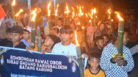 Ratusan warga mengikuti pawai obor yang digelar pengurus dan jamaah Surau Gadang Darus Salikin untuk menyambut Tahun Baru Islam 1447 H, Jumat (27/6/2025). (Foto: Prokopim Padang) 