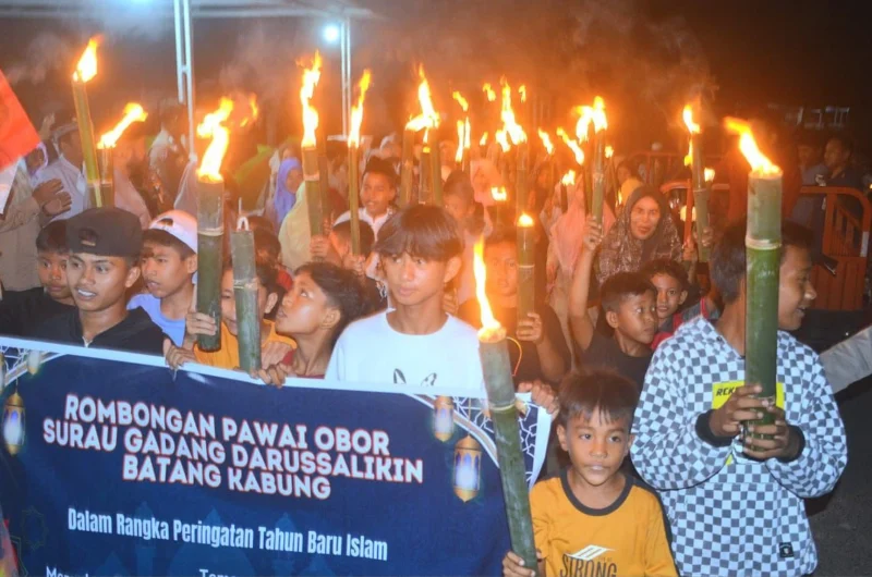 Ratusan warga mengikuti pawai obor yang digelar pengurus dan jamaah Surau Gadang Darus Salikin untuk menyambut Tahun Baru Islam 1447 H, Jumat (27/6/2025). (Foto: Prokopim Padang) 