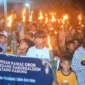 Ratusan warga mengikuti pawai obor yang digelar pengurus dan jamaah Surau Gadang Darus Salikin untuk menyambut Tahun Baru Islam 1447 H, Jumat (27/6/2025). (Foto: Prokopim Padang)