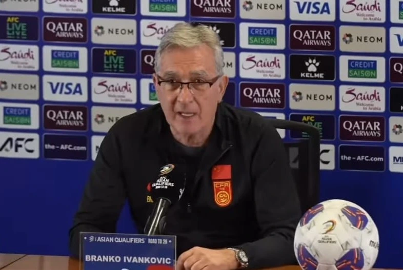 Pelatih Timnas China, Branko Ivankovic dalam konferensi pers. (Foto: IG @ chinafootballassociation)