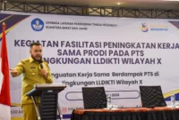 Wali Kota Padang Fadly Amran menjadi pembicara dalam kegiatan Fasilitasi Peningkatan Kerja Sama Program Studi pada PTS di lingkungan LLDIKTI Wilayah X, di The ZHM Premier Hotel Padang, Senin (23/6/2025). (Foto: Prokopim Padang)
