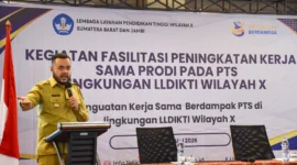 Wali Kota Padang Fadly Amran menjadi pembicara dalam kegiatan Fasilitasi Peningkatan Kerja Sama Program Studi pada PTS di lingkungan LLDIKTI Wilayah X, di The ZHM Premier Hotel Padang, Senin (23/6/2025). (Foto: Prokopim Padang)