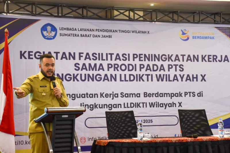 Wali Kota Padang Fadly Amran menjadi pembicara dalam kegiatan Fasilitasi Peningkatan Kerja Sama Program Studi pada PTS di lingkungan LLDIKTI Wilayah X, di The ZHM Premier Hotel Padang, Senin (23/6/2025). (Foto: Prokopim Padang)